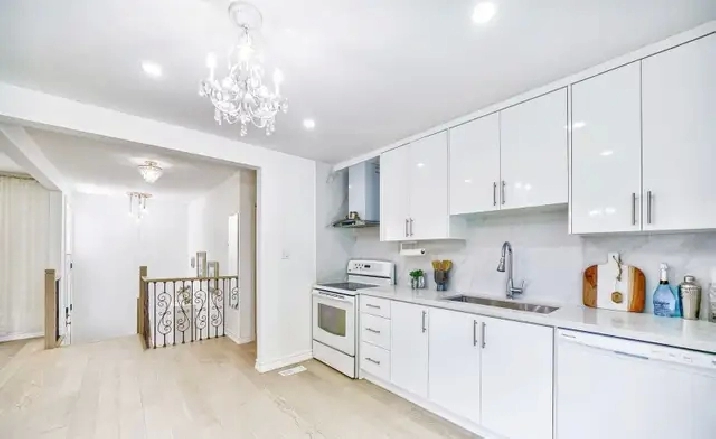 ROOM FOR RENT IN OAKVILLE - AVAILABLE IMMEDIATELY