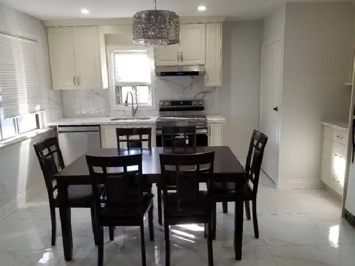 Main floor big room near Warden Subway all included