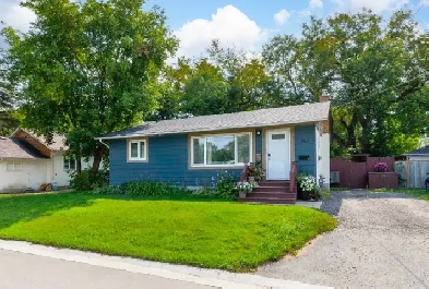 Beautifully updated 4 bed home situated on a prime Selkirk lot!