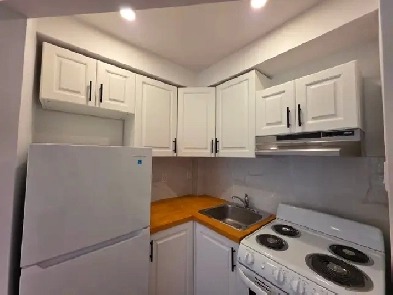 Studio entièrement rénové 999$ | Face au Métro l’Acadie | Balcon