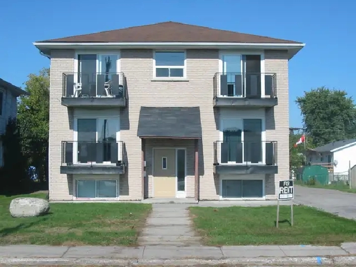 2 Bedroom –Large Master bedroom -Balcony of Trent River View