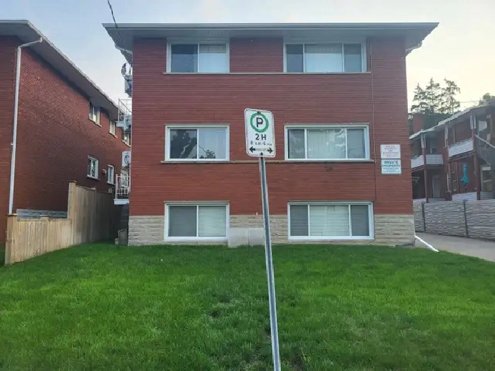 BACHELOR APT., SEPT./OCT. 1ST, $1,150.00 PER MTH, PLUS HYDRO.