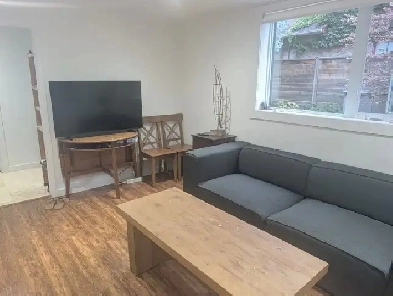 Collingwood 1 bdrm apartment available Oct 1st