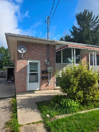 Nice 3 Bedroom Unit FOR RENT in Duplex in Beautiful Strathroy!