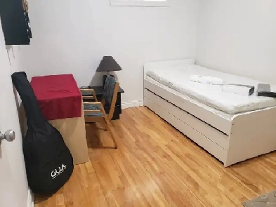 Room for Rent / Chambre à louer (Metro Prefontaine)