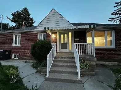 3 BEDROOM MAIN FLOOR OF A DETACHED BUNGALOW HOUSE UP FOR RENT