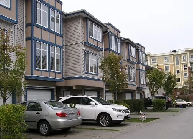 4 Bedroom Townhouse Near Skytrain Station for Rent
