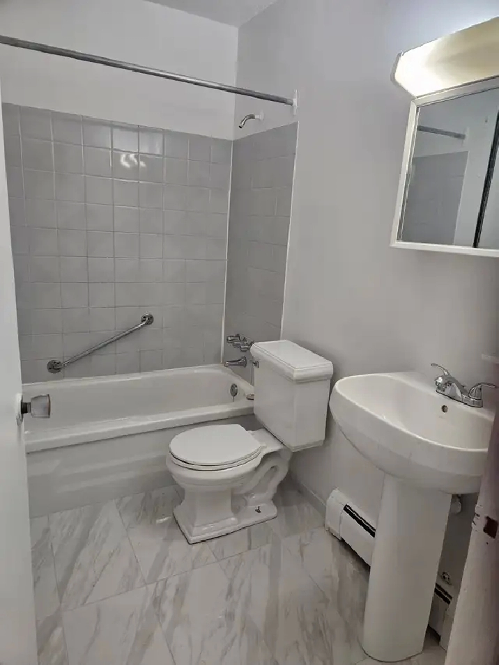 Great 1 Bedroom at 2685 King St E, Hamilton !!
