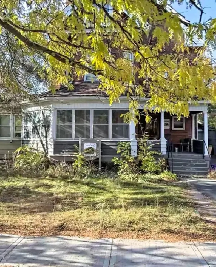 Rent room downtown Brantford, near Wilfrid Laurier, Conestoga