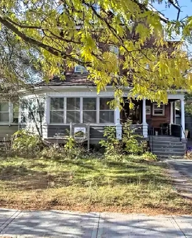 Rent room downtown Brantford, near Wilfrid Laurier, Conestoga
