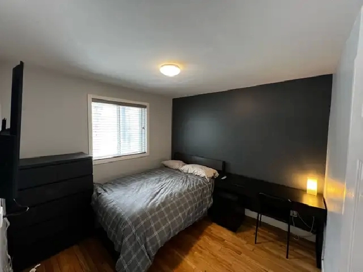 Chambre à loue Room for rent à côté métro saint Michel