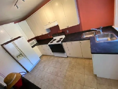 FURNISHED Room for rent 10-MINUTE WALK TO MCMASTER