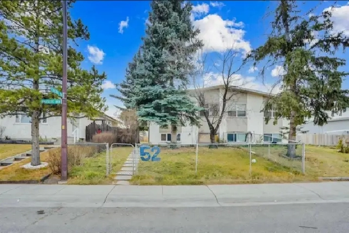 Immediate Possession: 4 Rooms with 3  Parking in Penbrooke SE