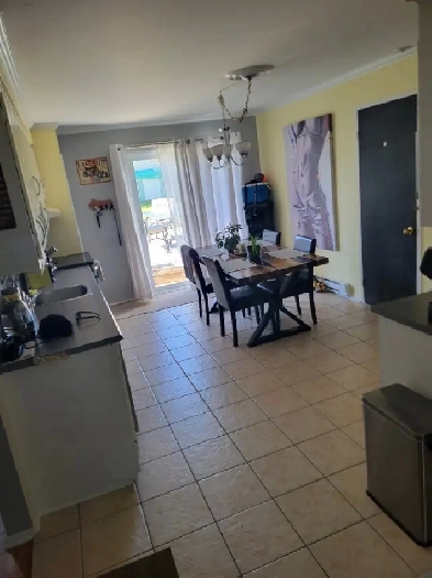 Beau grand 41/2 très propre