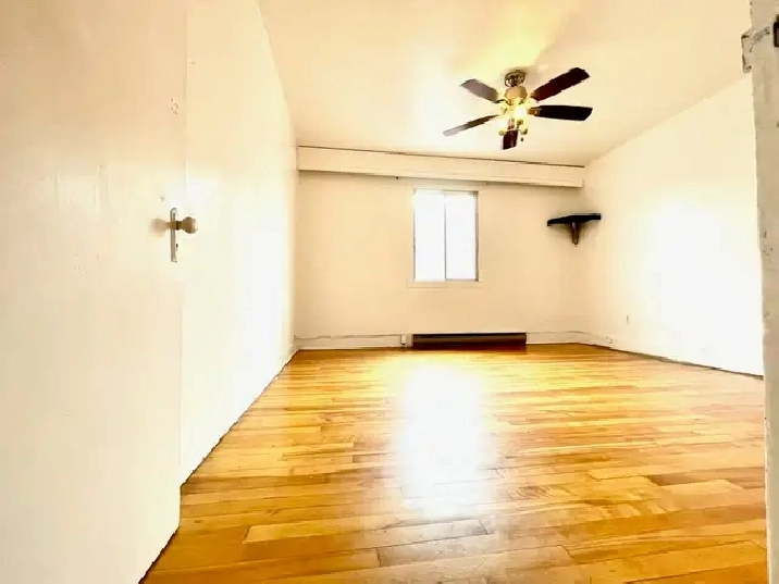 Two rooms in a shared 6 ½ unit near Metros available now