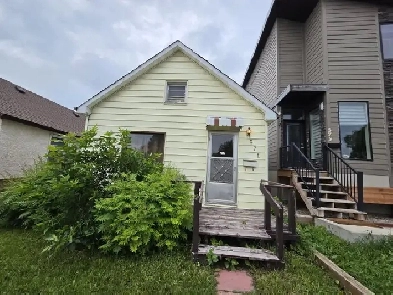 Charming 2-Bedroom Main-Floor Home in Elmwood
