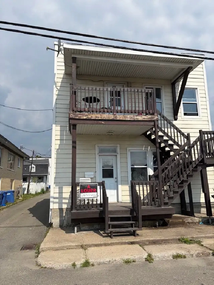 Beau grand 4 1/2, rez-de-chaussé, Montmorency LIBRE
