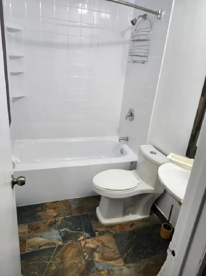 For rent a 3 bedroom side by side in Westdale Charleswood