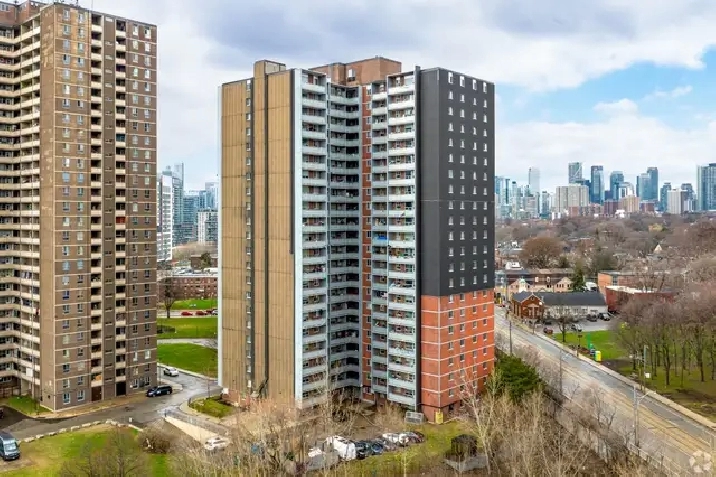 renovated two bedroom, river and gerrard - ID 4694