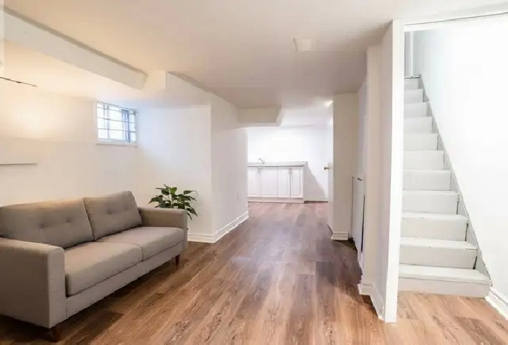 Upper Beaches 1 Bed Basement Suite - Private Entrance