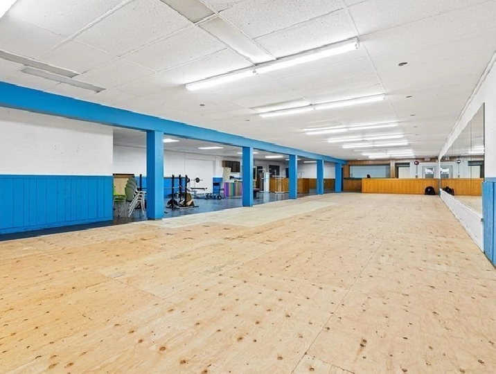 LARGE COMMERCIAL SERVICE SPACE AVAILABLE - AMAZING PRICE: $6 PS