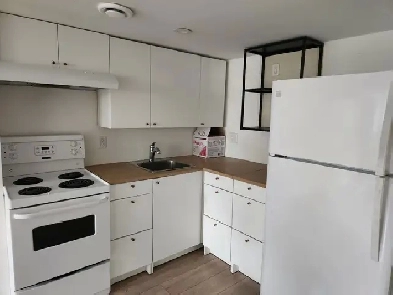 Recently reno'd 2 bdrm unit in North end, parking & laundry
