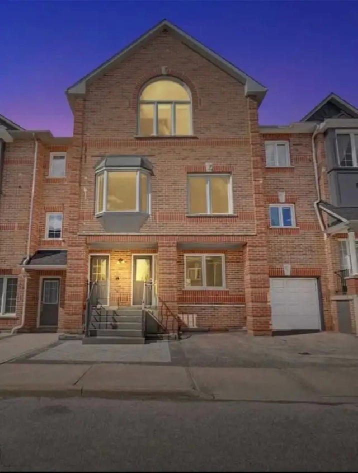 1 BDRM TOWNHOUSE - YONGE & STEELES