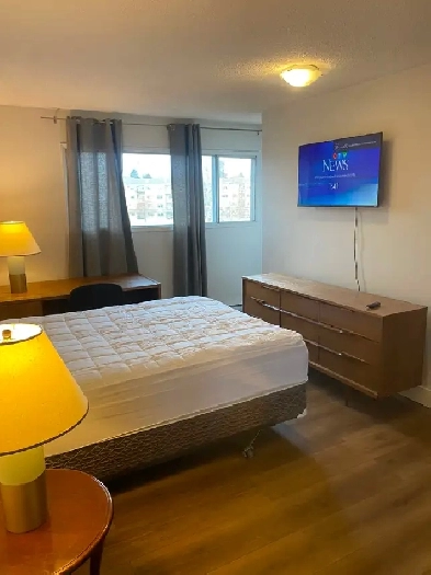 Large master bedroom, private bathroom, Apple Bowl