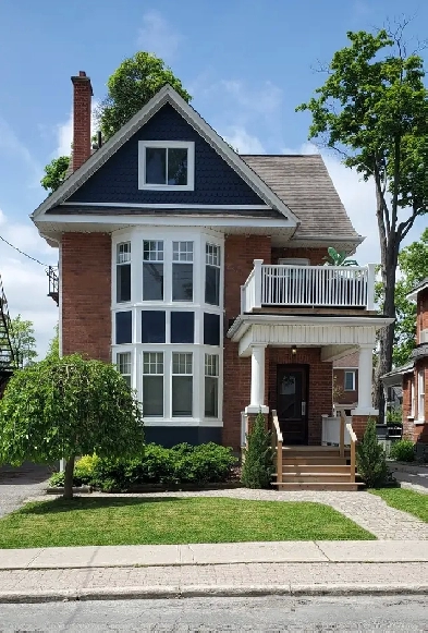 BACHELOR APT SUBLET IN BEAUTIFUL VICTORIAN HOME DOWNTOWN BARRIE