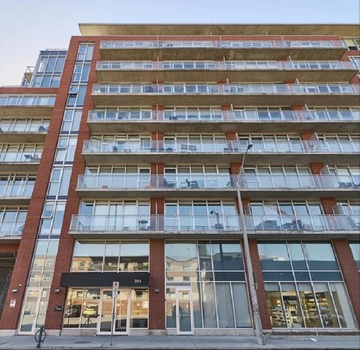 Bright & Spacious 1 Bedroom Den, Balcony, Centretown, Sept/Oct