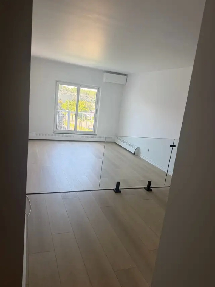 3 1/2  Laval A/C , Rénové