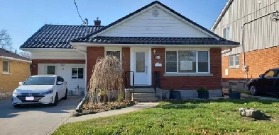 Duplex - Upper Unit 3 Bedroom, 2 bathrooms, 2 parking & Laundry