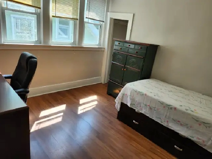 5-Minute walk to campus, furnished, clean rooms on Rankin