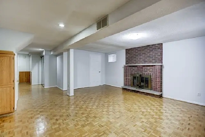 2bedrm basement apt with 1bath available in Sqr1 mississauga