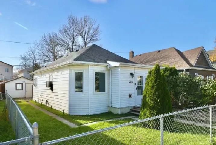 RENOVATED 2 BEDROOM BUNGALOW W/ AN INSULATED GARAGE