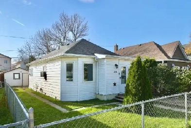 RENOVATED 2 BEDROOM BUNGALOW W/ AN INSULATED GARAGE