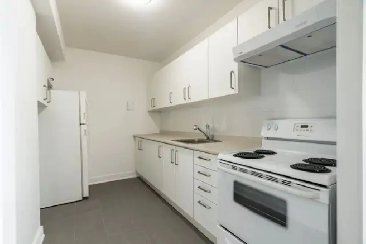 one bedroom, Avenue and Oriole Parkway - ID 4026