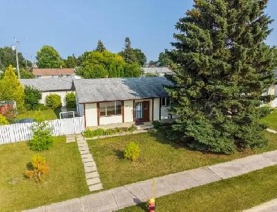 3bdrm 2bth Bungalow situated on a 75'x100' subdivadable lot!
