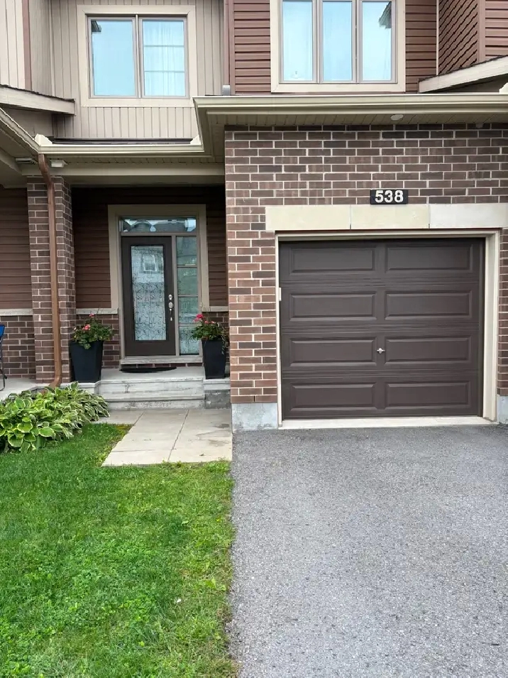 3-bedroom executive townhouse in Barrhaven Centre