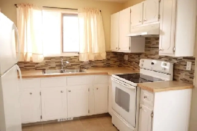 Lrg 1200sf 3BR/2B nr LRT w/ dbl grg-nwr ktchn,bath/fnc yrd/PetOK
