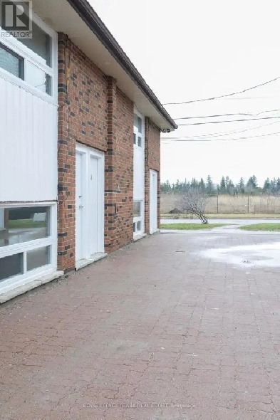 2 BEDROOM APARTMENT DOWNTOWN LINDSAY - MOVE IN BONUS!