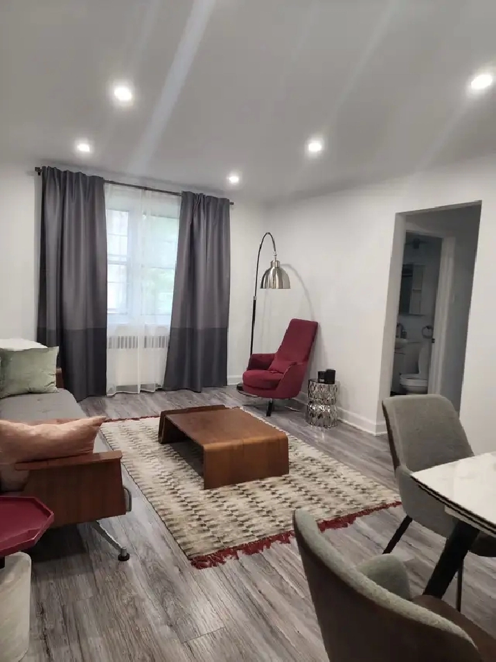 Immediately Available 3 1/2 metro Côte-des-Neiges