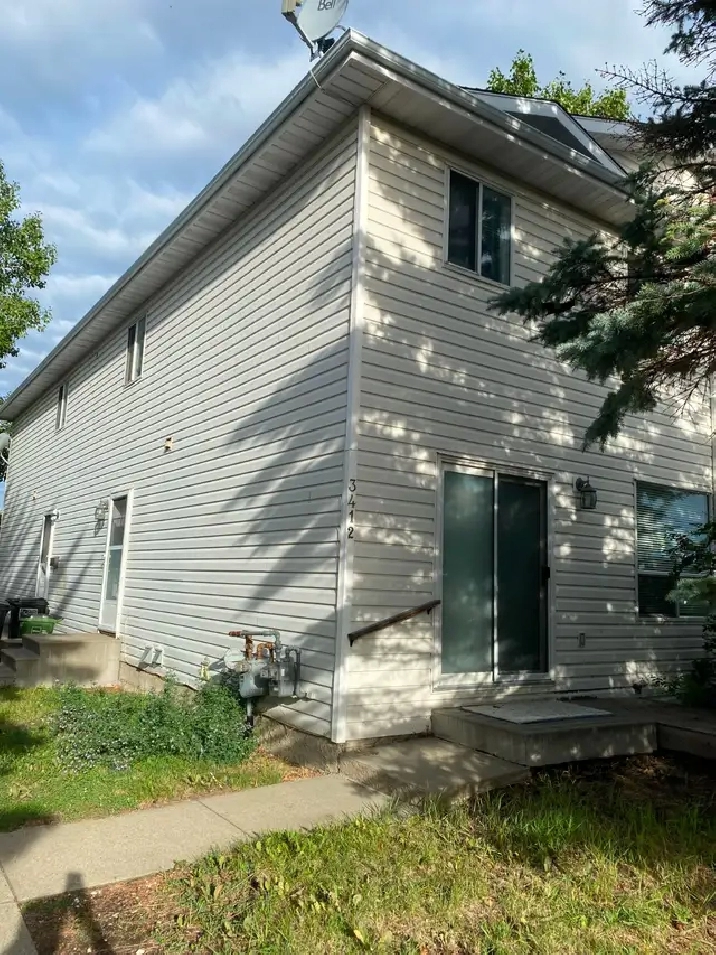 Renovated 3BRS/1.5Bath/Bamt./Parking close MillWood Town Centre
