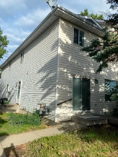 Renovated 3BRS/1.5Bath/Bamt./Parking close MillWood Town Centre