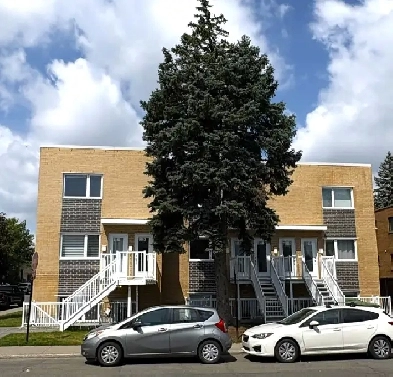 APPARTEMENT 5 ½ AVEC GRANDE TERRASSE   STATIONNEMENT   CABANON