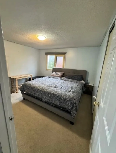 UPPER LEVEL ROOM FOR RENT NEAR SHOPPERS WORLD MALL
