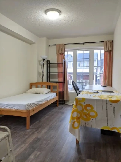 Female, 2nd flr w/ Private Bath Parking @York University Village