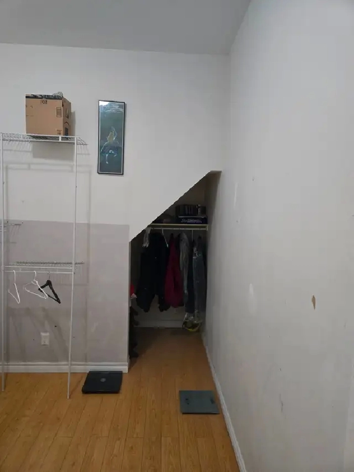 Room in 2BR at College & Spadina, 8 min walk to UofT, $906