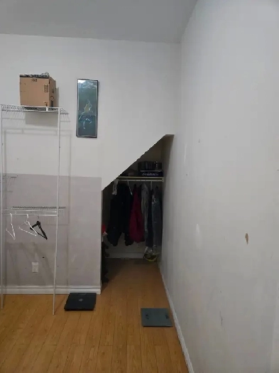Room in 2BR at College & Spadina, 8 min walk to UofT, $906