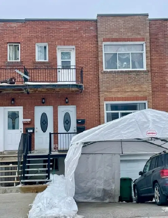 Two rooms in a shared 6 ½ unit near Metros available now